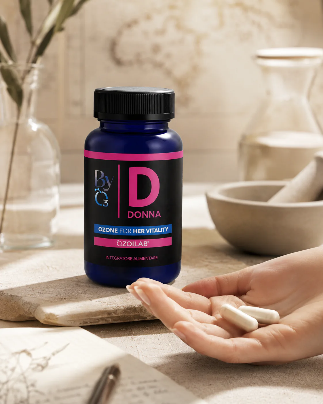 Barattolo BYO3 Donna su superficie di pietra con mortaio e capsule