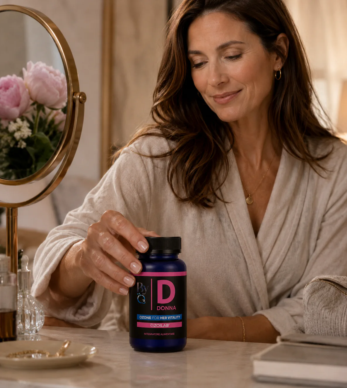BYO3 Donna in una routine di benessere femminile, con luce naturale